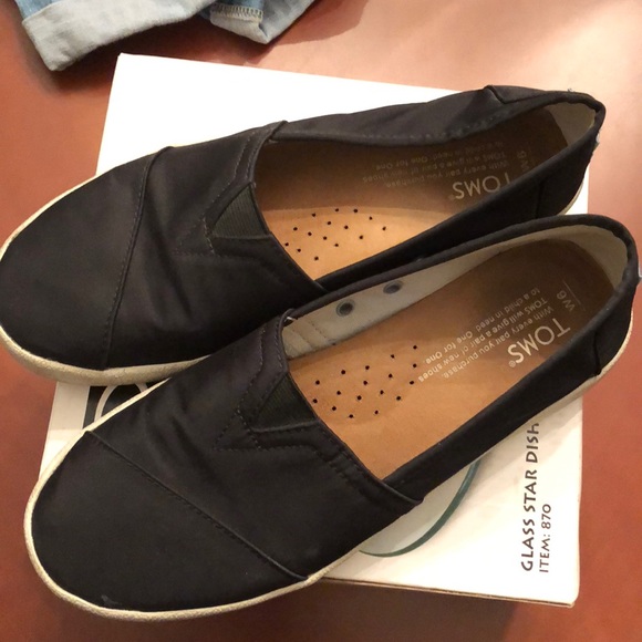 Toms Shoes - ⚡️flash sale!!⚡️Toms black slip on’s size 6W
